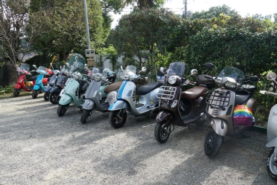 並んで駐車してあるバイク

自動的に生成された説明